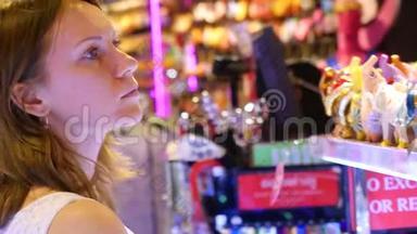 在橱窗里看珠宝的漂亮女人。 年轻的女士在商场里享受双休日。 3840x2160